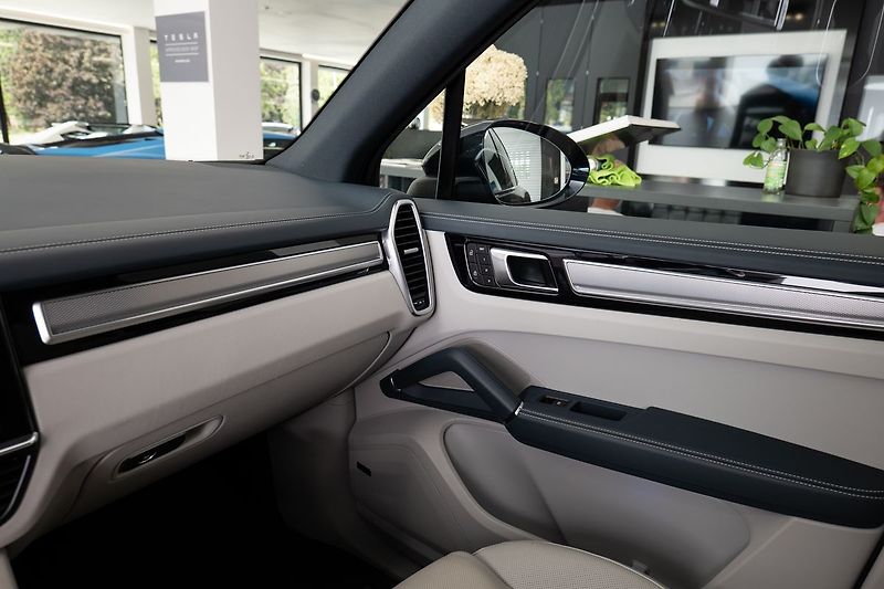 Porsche Cayenne E-Hybrid Platinum Edition/Bose - fotka 17 z 28