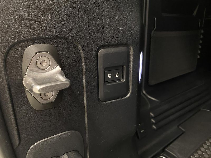 Land Rover Defender 110 P400 HSE AWD AUT REZERVACE - fotka 32 z 49