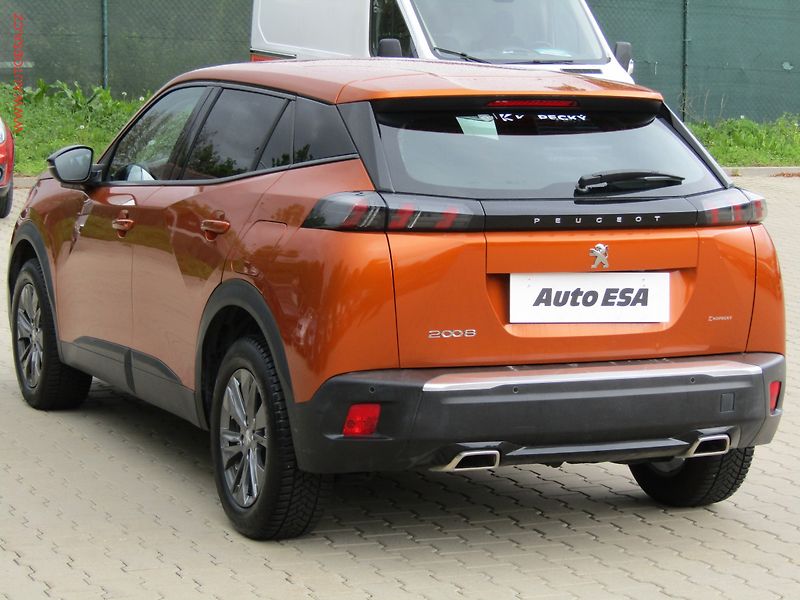 Peugeot 2008 (2022) 1.2PT, ČR, LED, park.čidla - fotka 4 z 22