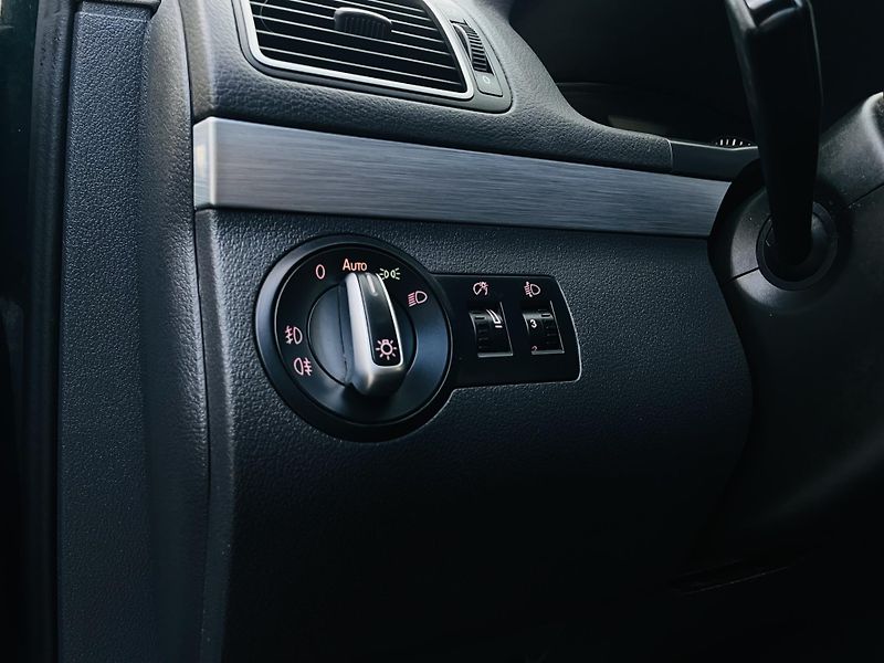Volkswagen Touran 2.0TD MANUÁL 7MÍST SERVISKA - fotka 34 z 43