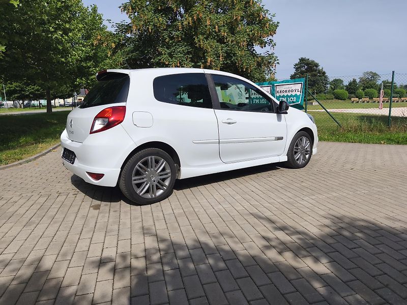 Renault Clio 1.6 GT - fotka 12 z 22