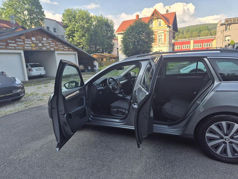 Škoda Superb Combi 2,0TDi DSG 110kw 17ALU - fotka 13 z 44