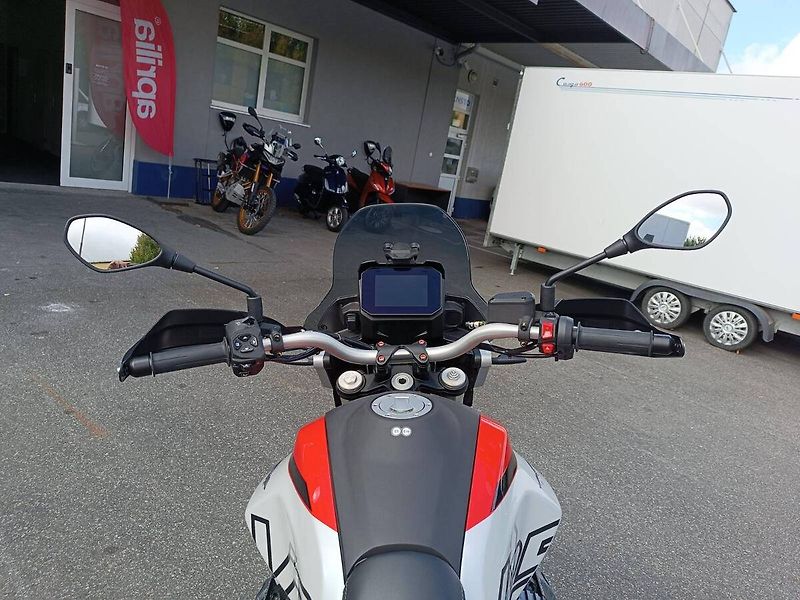 Moto Guzzi V 85 TT (2026) Rosso Fuji - fotka 10 z 13