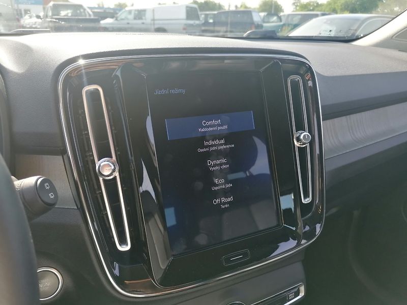 Volvo XC40 (2019) 2.0 T4 AWD INSCRIPTION ČR - fotka 15 z 39