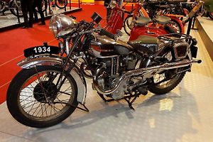 Motocykl Peugeot 515 vystavený na Salon de la moto v roce 2011.