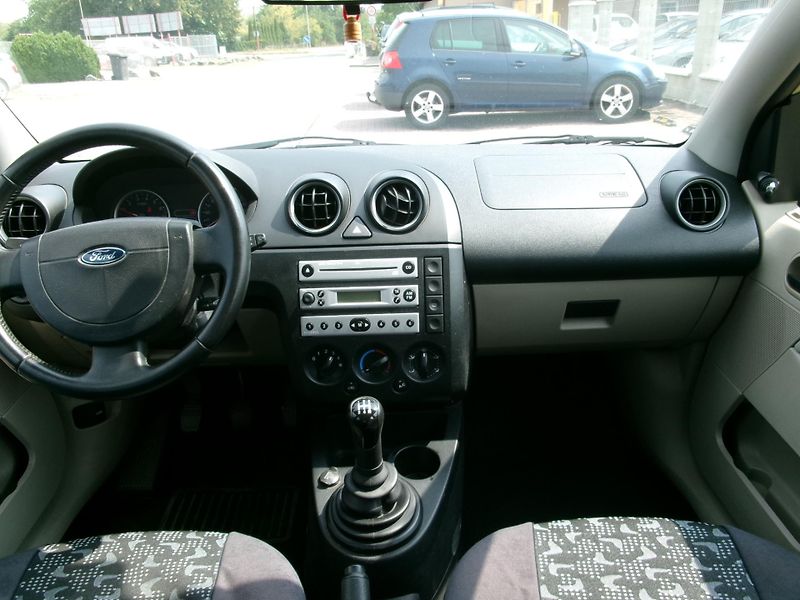 Ford Fiesta (2005) 1,3i KLIMA ČR - fotka 14 z 18