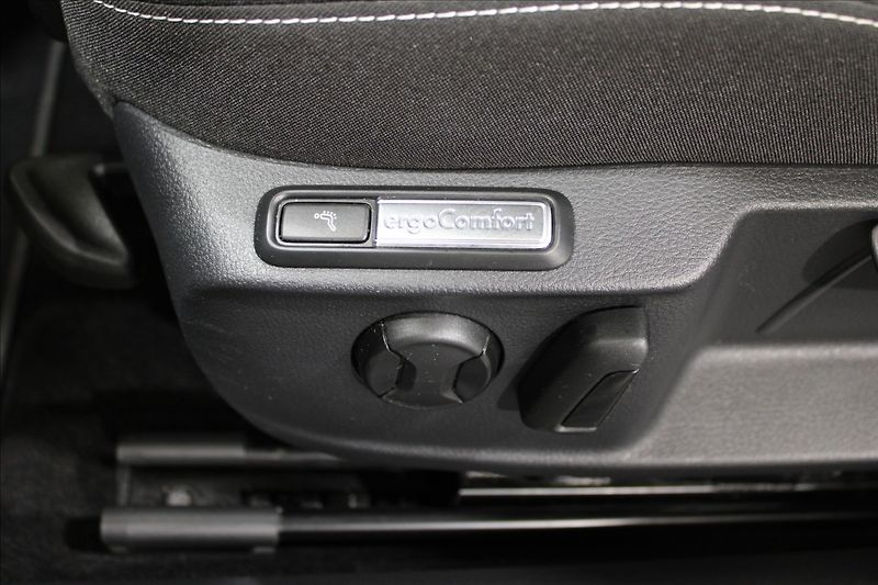 Volkswagen Passat 1,5 TSI DSG Business 1.maj. CZ - fotka 31 z 35