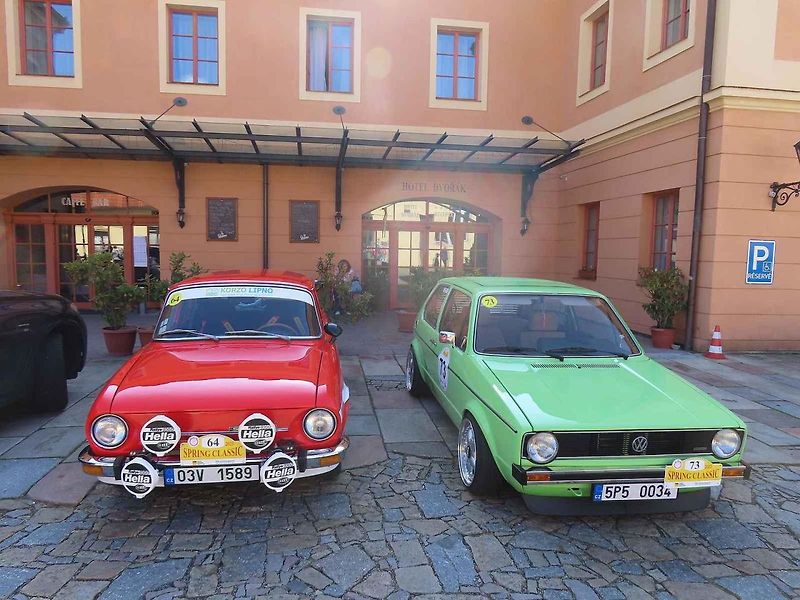 Michal a Jonáš Pavlíčkovi na startu. Rallye Spring Classic startovalo v sobotu 12. dubna dopoledne z jihočeského Tábora. Na trasu 231 kilometrů vyrazilo 100 posádek.