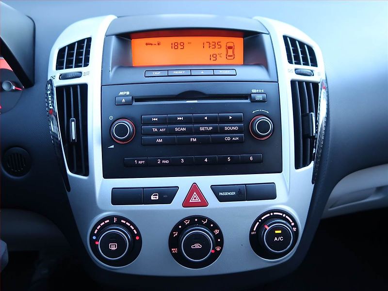 Kia Ceed (2009) 1.4 CVVT, Serv.kniha, nová STK - fotka 12 z 16