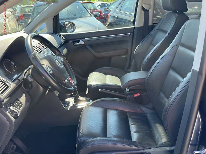Volkswagen Touran (2011) 2.0 TDi, DSG, bixen, park - fotka 9 z 20