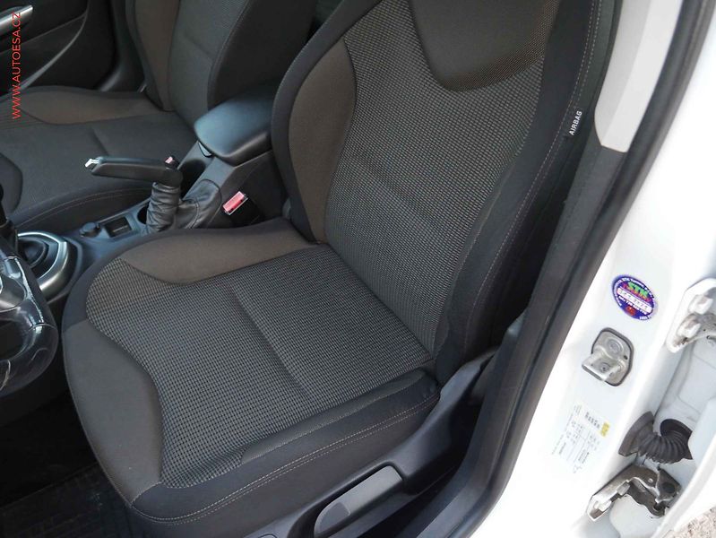 Peugeot 308 (2013) 1.6 i, AC, tempo, park.asist - fotka 9 z 17