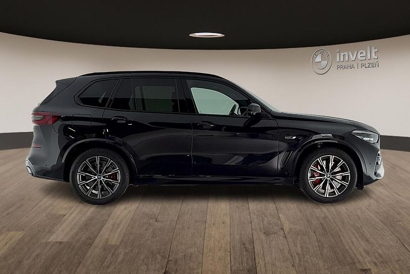 BMW X5 xDrive45e - fotka 2 z 26