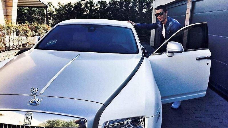 Cristiano Ronaldo a jeho Bugatti Veyron.