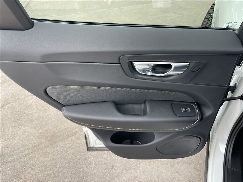 Volvo XC60 2,0 B4 A8 Ultimate Dark - fotka 14 z 23