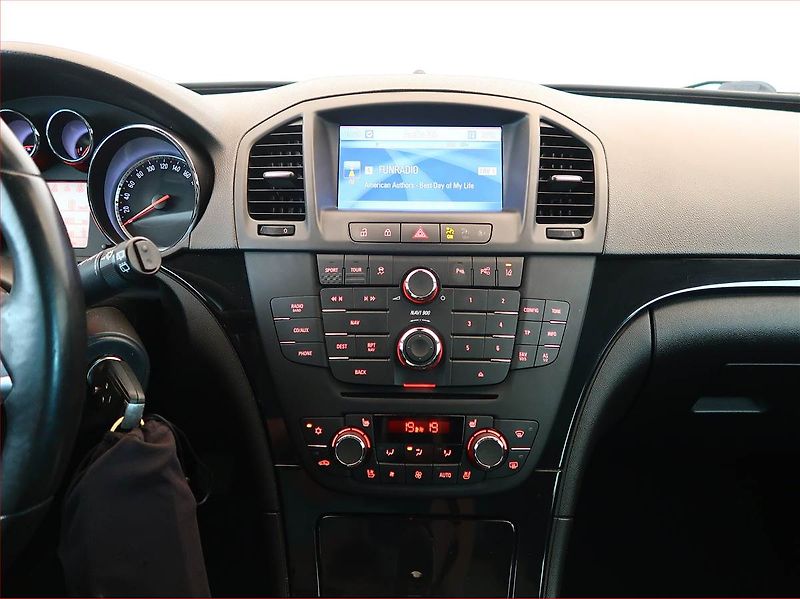 Opel Insignia (2013) 2.0 CDTI, Navi, Xenony - fotka 12 z 16