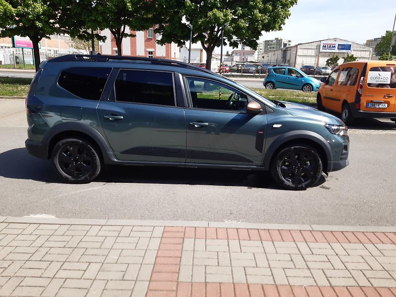 Dacia Jogger (2026) Extreme 1,8 155k HYBRID 7 míst - fotka 3 z 24
