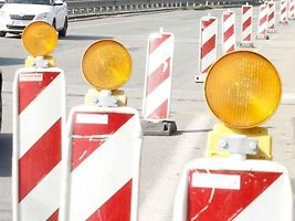 Uzavírky silnic a objížďky jsou pro řidiče zkouškou trpělivosti.