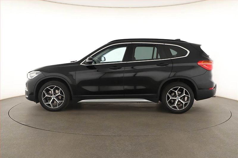 BMW X1 (2019) xDrive18d, ALU, KLIMA, ČR, 4X4 - fotka 3 z 18