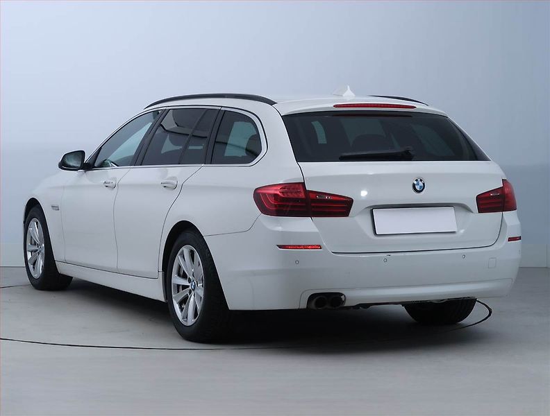 BMW Řada 5 (2015) 518d, Serv.kniha, Navi, Xenony - fotka 4 z 17