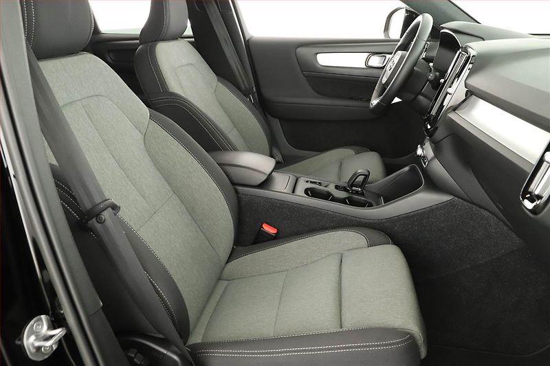 Volvo XC40 (2022) B3 - fotka 7 z 20