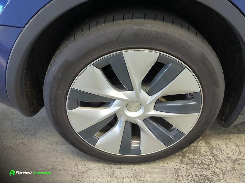 Tesla Model Y (2023) Standard Range RWD, LFP - fotka 8 z 11
