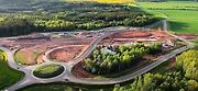 Proměna Jesenické křižovatky vrcholí. Úrovňové křížení se brzy stane minulostí, řidičům za pár dní začne sloužit nový most a dvojice kruhových objezdů.