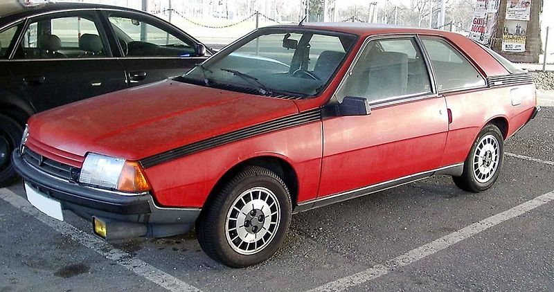 Renault Fuego GTX z roku 1982 s charakteristickým velkým zadním oknem, pod nímž se skrýval prostorný kufr.