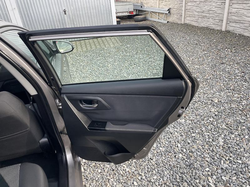 Toyota Auris 1.8i 16v HYBRID AUT NAVI CAM!! - fotka 116 z 166