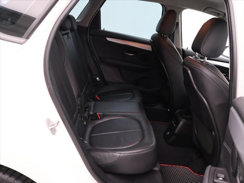 BMW Řada 2 1,5 218d 85kW Sport line Aut. - fotka 12 z 27