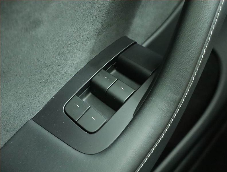 Tesla Model Y (2023) Long Range AWD 79kWh, SoH 90% - fotka 18 z 23