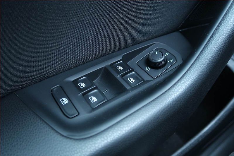 Volkswagen Passat (2017) 1.6 TDI, Automat, Serv.kniha - fotka 21 z 24