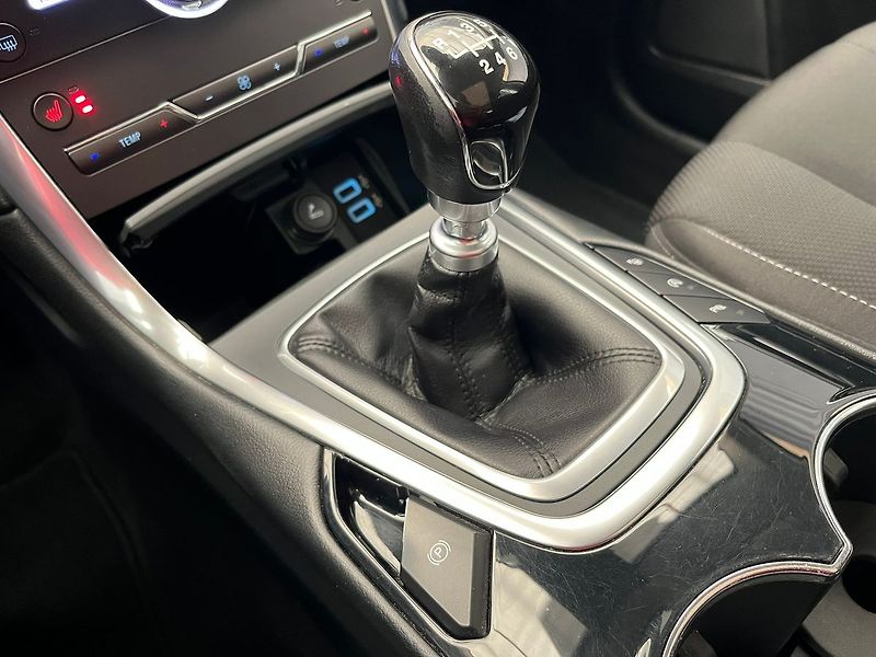 Ford S-MAX 2.0 EB Titanium LED manuál - fotka 23 z 65