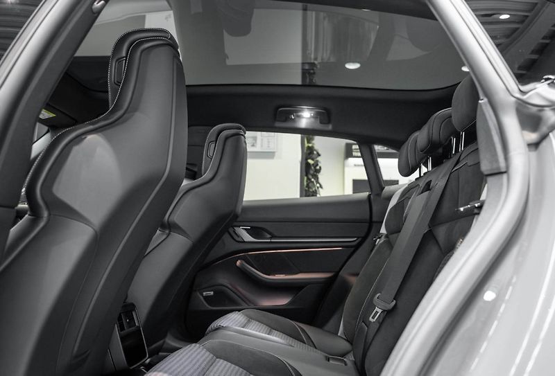 Porsche Taycan 4 Cross Turismo HuD Pano Venti - fotka 20 z 23