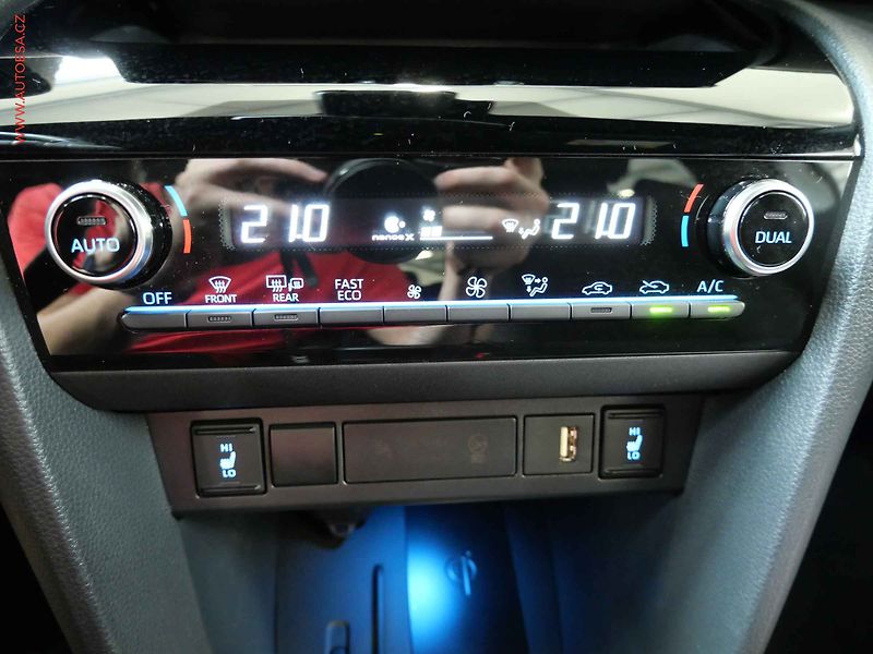 Toyota Yaris Cross (2023) 1.5e-CVT, 1.maj,ČR, AT, LED - fotka 21 z 23