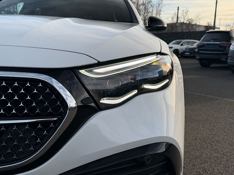 Mercedes-Benz Třídy E E 220 d 4MATIC - fotka 9 z 35