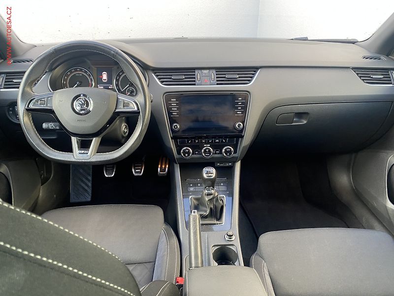 Škoda Octavia (2017) 2.0TDi, RS, LED, panor - fotka 8 z 19