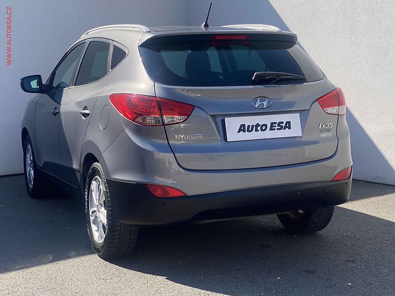 Hyundai ix35 (2013) 1.6 GDi 2WD, AC, park.čidla - fotka 6 z 16