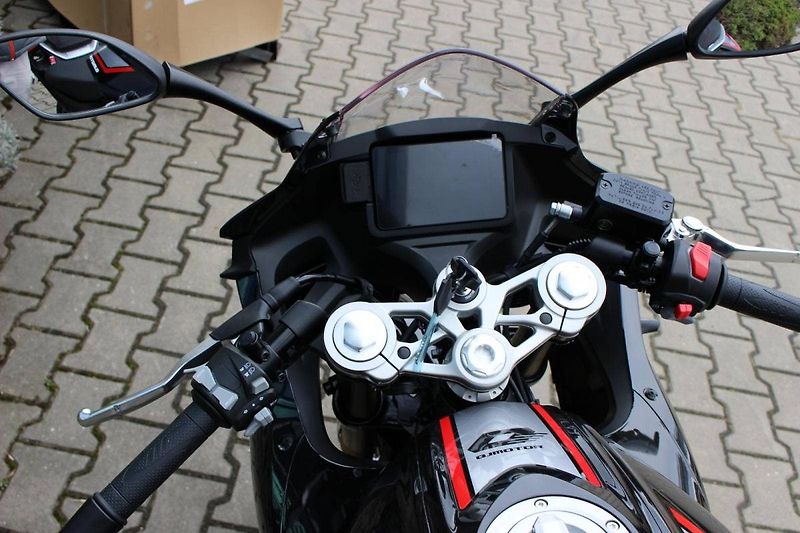 QJ Motor SRK 125 R (2025) NOVINKA 2025 SKLADEM - fotka 5 z 8