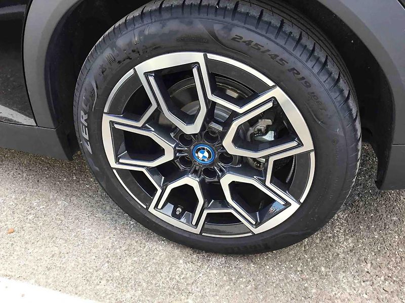 BMW iX2 (2024) xDrive30 - fotka 9 z 12