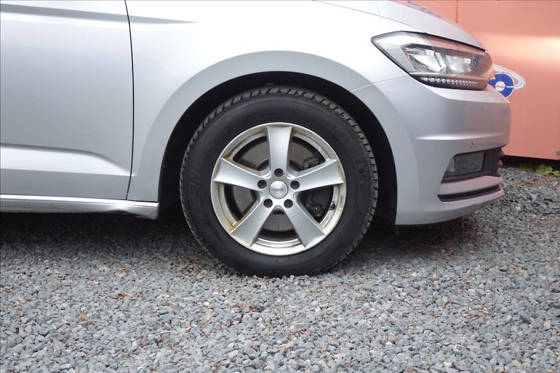 Volkswagen Touran 2,0 TDi 110KW,ČR,SERV.KN.,DSG. - fotka 9 z 34