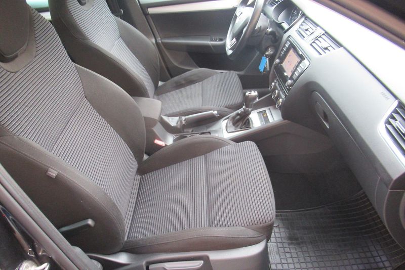 Škoda Octavia 2.0 TDI DSG NAVIGACE XENONY - fotka 22 z 27