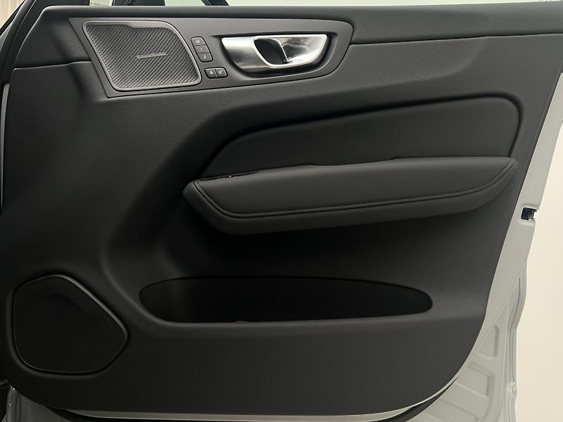 Volvo XC60 (2026) B5 AWD BLACK EDITION PLUS AUT - fotka 7 z 47
