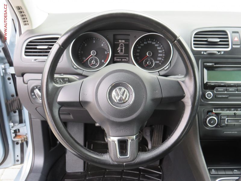 Volkswagen Golf (2011) 1.6 TDi, Panor, výhřev sed - fotka 17 z 19