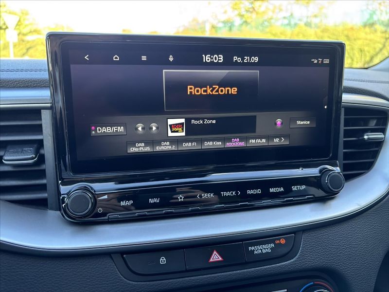 Kia Ceed 1,5 TGDi 118kW TOP ZÁRUKA NAVI - fotka 23 z 40