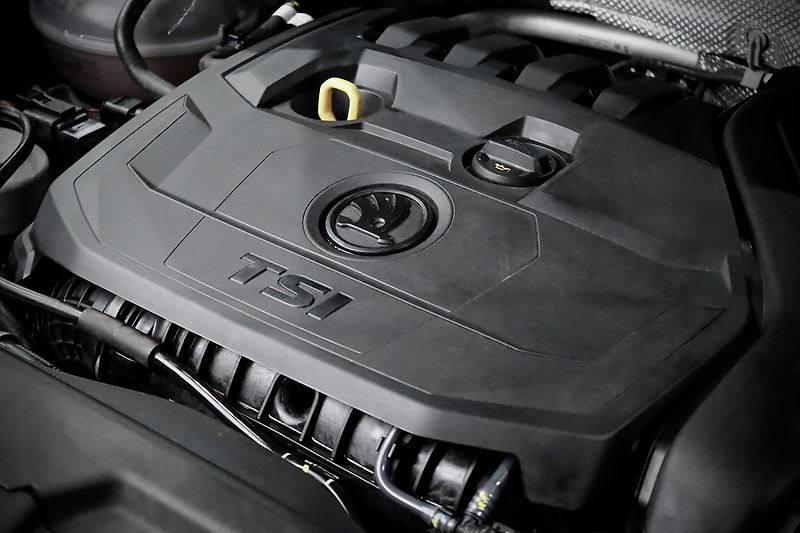 Škoda Karoq 1.5 TSI 110 kW - fotka 12 z 38