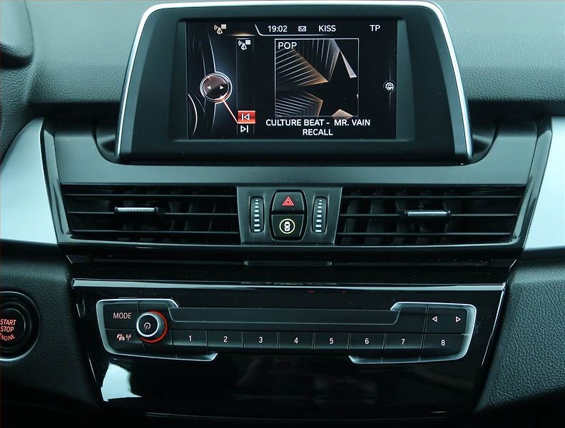 BMW Řada 2 (2017) 218d Active Tourer, Automat - fotka 12 z 23