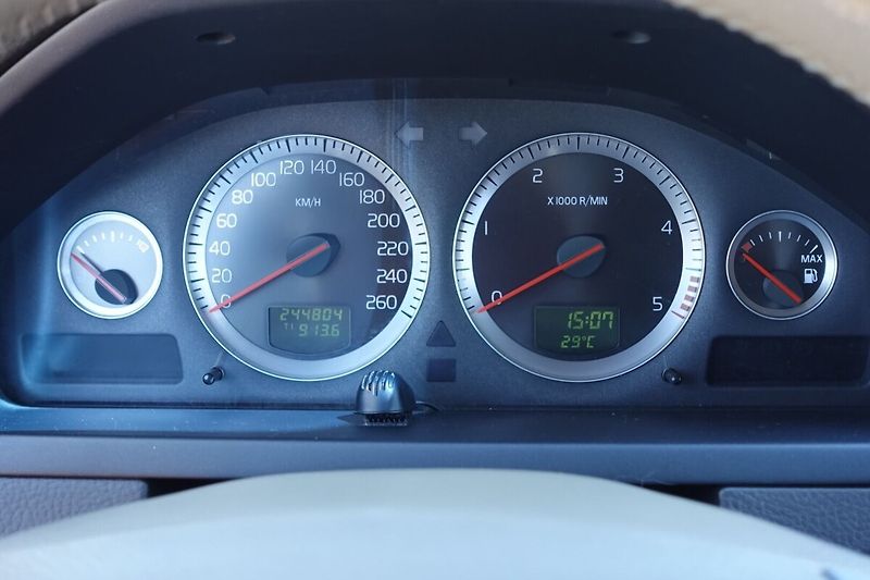 Volvo XC90 ZLEVNĚNO 2,4D5 136kW Summum 4x - fotka 23 z 28