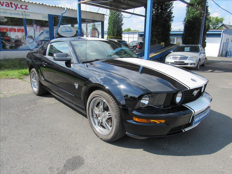 Ford Mustang 4,6 L V8 GT 224kW - fotka 3 z 29