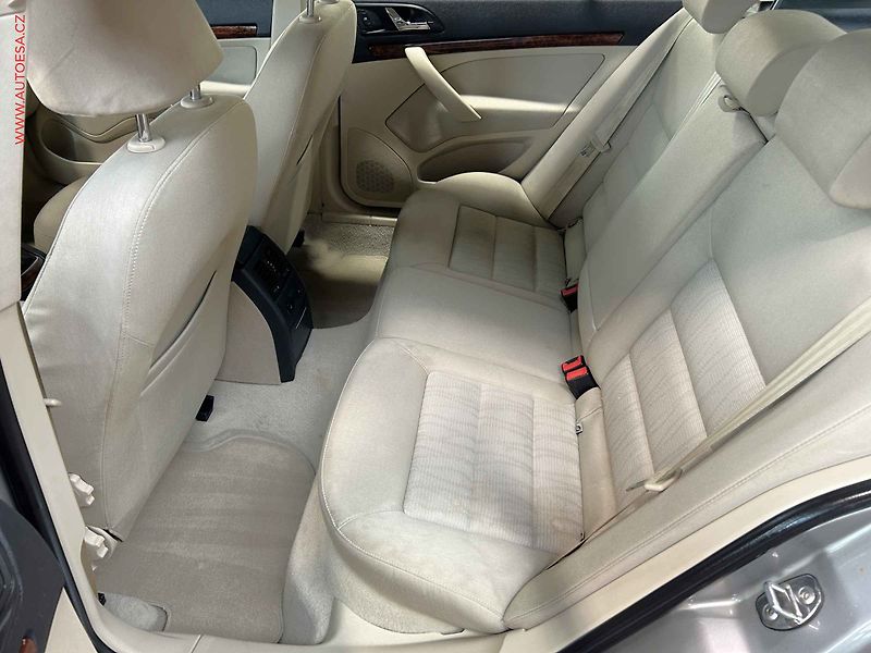 Škoda Octavia (2009) 1.4TSi, 2.maj,ČR, DSG, park - fotka 10 z 16