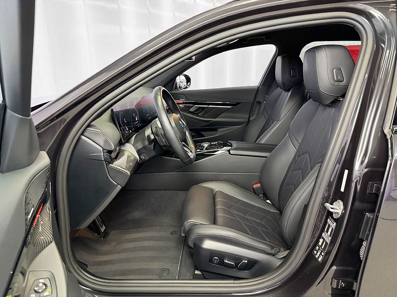 BMW Řada 5 520d xDrive M-SPORT, HARMAN&KA - fotka 11 z 35